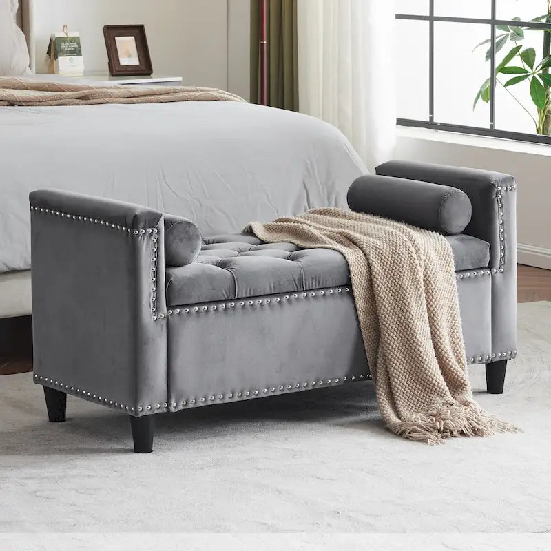 Banc de rangement capitonné en velours avec accoudoirs et garniture cloutée — Crème / Noir / Gris, 3 places