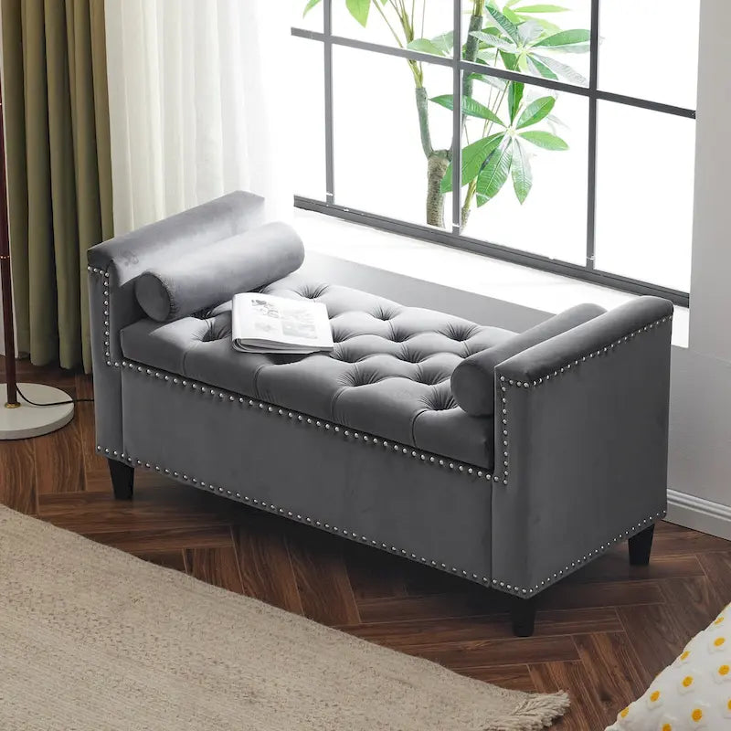 Banc de rangement capitonné en velours avec accoudoirs et garniture cloutée — Crème / Noir / Gris, 3 places