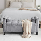 Banc de rangement capitonné en velours avec accoudoirs et garniture cloutée — Crème / Noir / Gris, 3 places