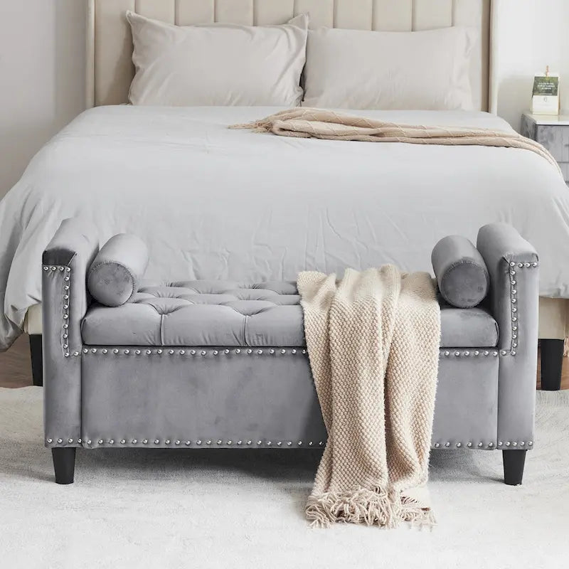 Banc de rangement capitonné en velours avec accoudoirs et garniture cloutée — Crème / Noir / Gris, 3 places