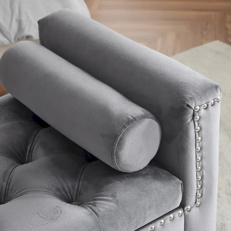 Banc de rangement capitonné en velours avec accoudoirs et garniture cloutée — Crème / Noir / Gris, 3 places