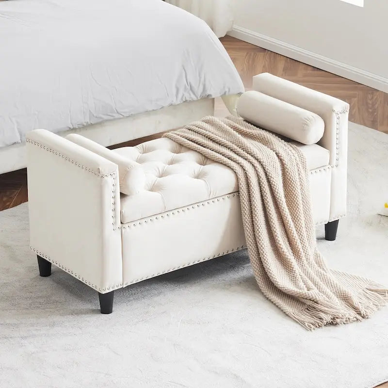 Banc de rangement capitonné en velours avec accoudoirs et garniture cloutée — Crème / Noir / Gris, 3 places