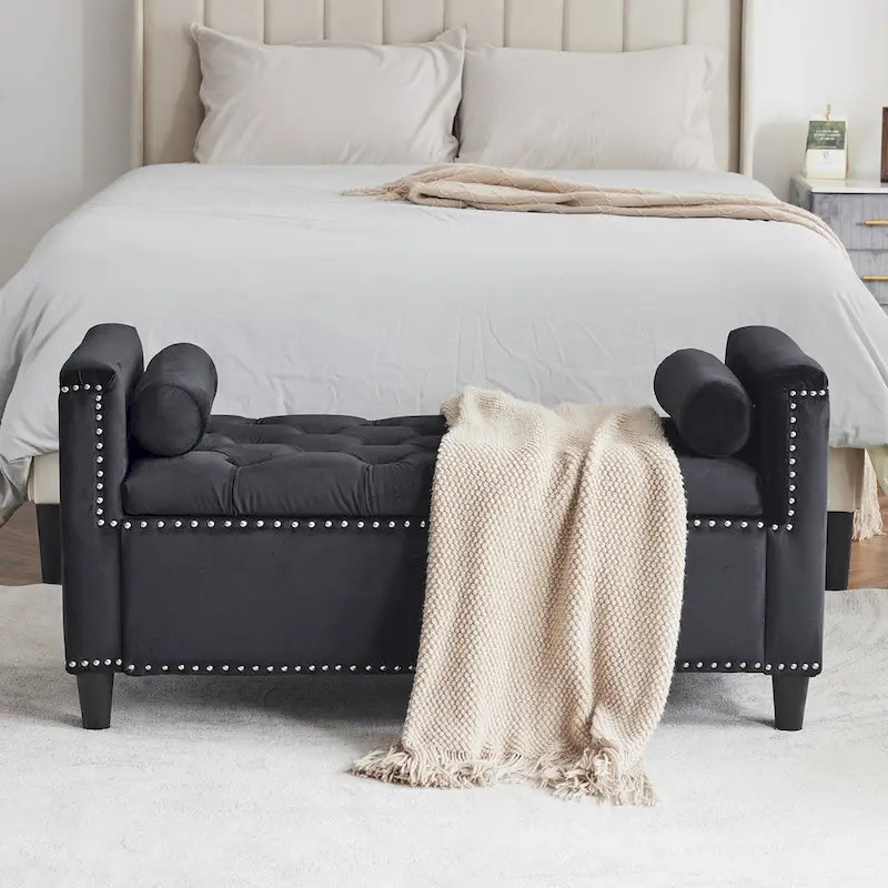 Banc de rangement capitonné en velours avec accoudoirs et garniture cloutée — Crème / Noir / Gris, 3 places