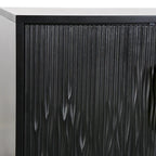 Bahut commode noire à 2 portes, une personne